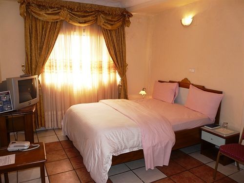 Azam Hotel Bamenda Ngoại thất bức ảnh