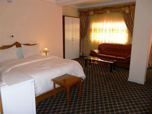 Azam Hotel Bamenda Ngoại thất bức ảnh